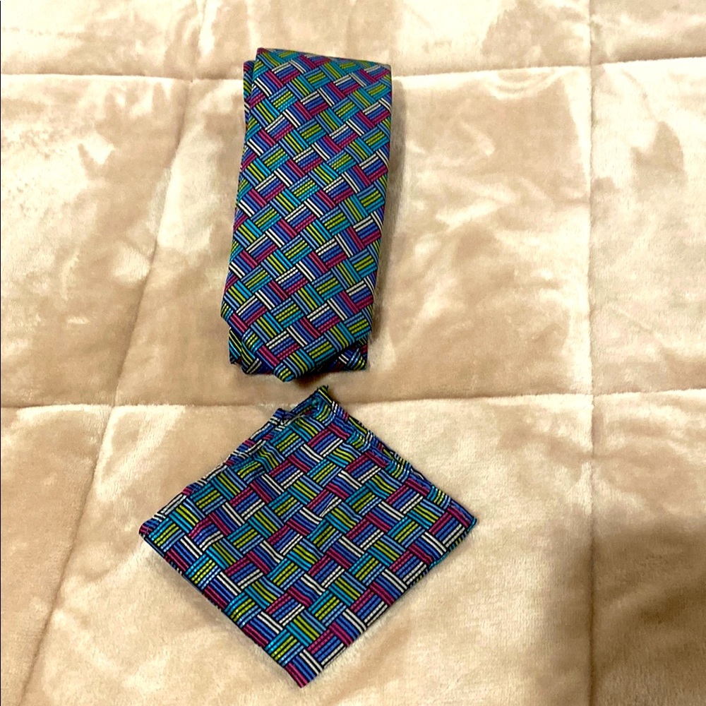 Stylish tie and pocket square set